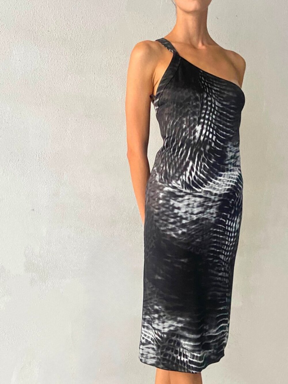 Gucci 2000 s/s by Tom Ford one shoulder dress runway